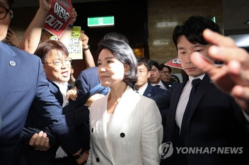 항의 혹 청문회장 향하는 이진숙 방통위원장. 연합뉴스